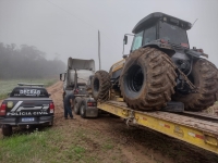  Polícia Civil localizou trator roubado na cidade de Piratini em Campos Quevedos, interior de São Lourenço