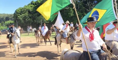 Cavaleiros da Costa Doce chegam a Barra do Ribeiro