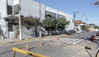Nova faixa de pedestres está sendo instalada na esquina do prédio da Prefeitura Municipal