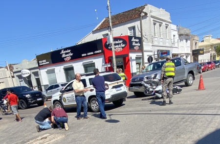 Acidente entre camionete e moto na Marechal Floriano esquina Pinheiro Machado