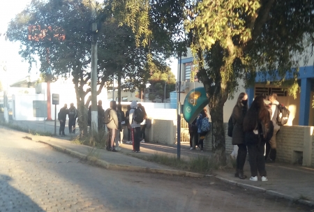 2º e 3º anos do Ensino Médio voltaram às aulas nesta quarta-feira