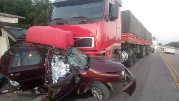 Acidente entre carreta e automóvel em Capão do Leão causou a morte de um adulto e uma criança