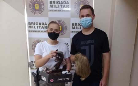 Brigada Militar de São Lourenço do Sul recebe doações de mechas, perucas e lenços para a Campanha Cabelos de Aço