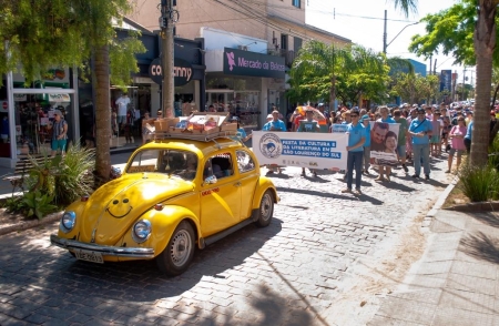 Caminhada Literária marcou o início da Festa da Literatura em São Lourenço do Sul