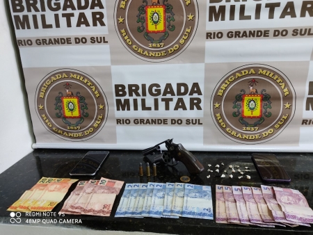Brigada Militar prende três homens por tráfico de drogas e porte ilegal de arma de fogo em Cristal