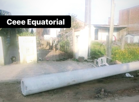 Moradora reclama de poste deixado em frente a sua garagem há quase um mês