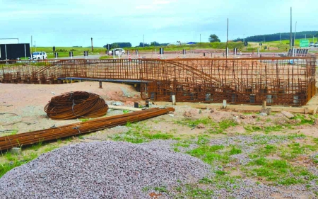 Está sendo erguido o viaduto no trevo da BR 116