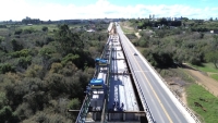 Trânsito na BR-116, próximo a ponte de Cristal, com sistema “pare e siga” em razão das obras de duplicação