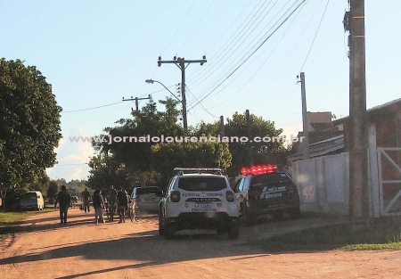 Criminosos assaltaram van carregada de cigarros e levaram motorista de refém