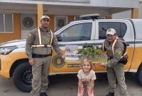 Comando Rodoviário da Brigada Militar recebe presente de admiradora em São Lourenço do Sul
