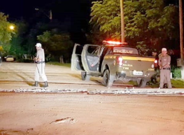 Indivíduo com touca ninja invadiu residência, agrediu vítima com facão e roubou dinheiro