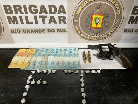 BRIGADA MILITAR PRENDE HOMEM DE 32 ANOS POR TRÁFICO DE DROGAS E PORTE ILEGAL DE ARMA DE FOGO EM CAMAQUÃ