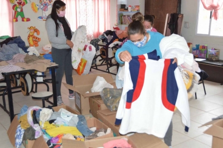 Famílias de mais quatro bairros recebem roupas arrecadadas no Drive Thru Solidário
