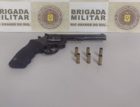Brigada Militar prende homem por porte ilegal de arma, invasão de domicílio, dano e ameaça
