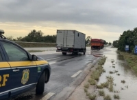 BR 116 em Camaquã tem estreitamento de pista devido excesso de água sobre o asfalto