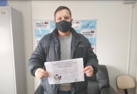 Vereador Renan Hartwig (PP) abre a bancada para estudantes realizarem atividades escolares