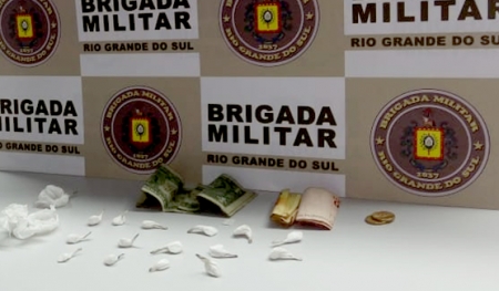 Brigada Militar fez apreensão de drogas com indivíduo em uma moto na Av. Getúlio Vargas