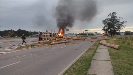 BR 116: Caminhão carregado com lenha pegou fogo na tarde deste sábado