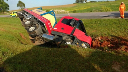 Caminhão tombou próximo ao trevo de São Lourenço do Sul nesta sexta-feira