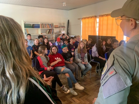 Brigada Militar de São Lourenço do Sul ministra palestra com o tema "jovem cidadão" em escola