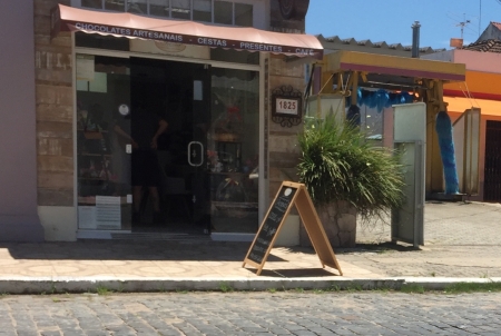 Indivíduo armado com faca assaltou a Loja Silvia Chocolates na manhã desta segunda-feira