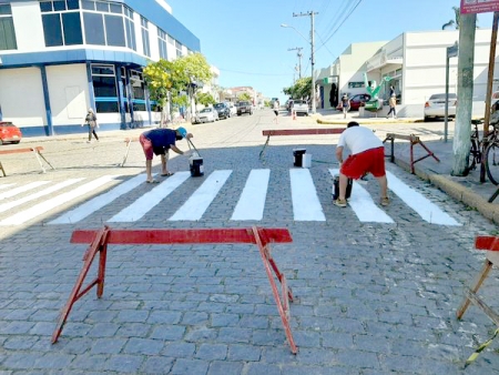 Secretaria de Obras trabalha na limpeza de ruas, pintura de meio-fio e reparos na sinalização de trânsito