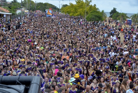 Trio Ziriguidum levou uma multidão no último dia de desfile do trio na praia