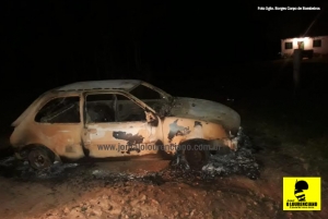 Homem comete suicídio após colocar fogo em veículo