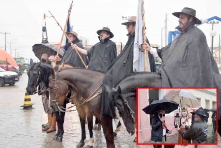 Com chuva, Chama Crioula foi recebida em São Lourenço na manhã desta segunda-feira