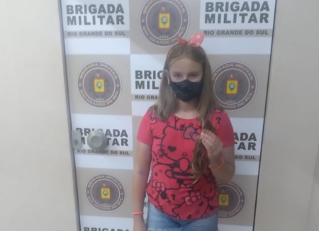 Brigada Militar de São Lourenço do Sul recebe doação de mecha de cabelo para a Campanha Cabelos de Aço
