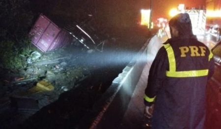 Nove pessoas morrem em acidente envolvendo van com adolescentes de Pelotas, no Paraná