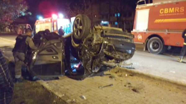 Veículo capotou na Avenida Nonô Centeno