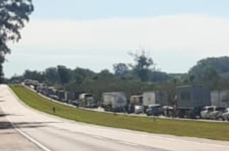 ATENÇÃO: Pista totalmente bloqueada no km 492 da BR-116 Ponte sobre Arroio Corrientes