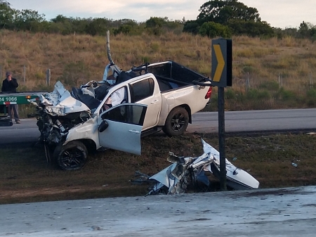 Acidente entre caminhonete e caminhão próximo ao acesso secundário de São Lourenço na BR 116