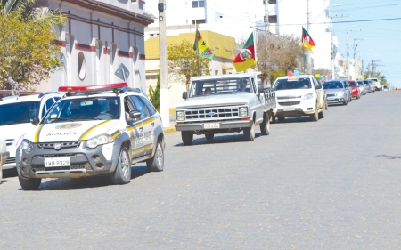 Carreata marcou o final da Semana Farroupilha com descerramento das bandeiras nos CTG´s